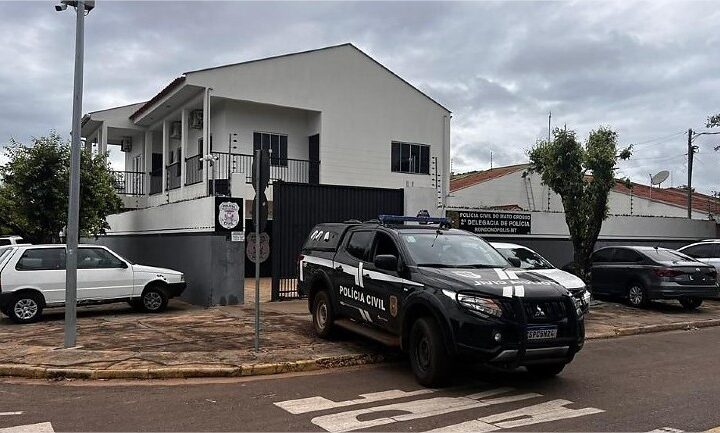 Homem é alvejado por tiros dentro do próprio carro mas sobrevive