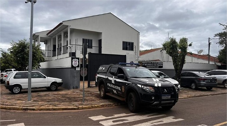 Homem é alvejado por tiros dentro do próprio carro mas sobrevive