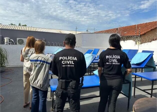 Clínica de bronzeamento em Cuiabá é investigada por filmar mulheres sem consentimento em vestiário