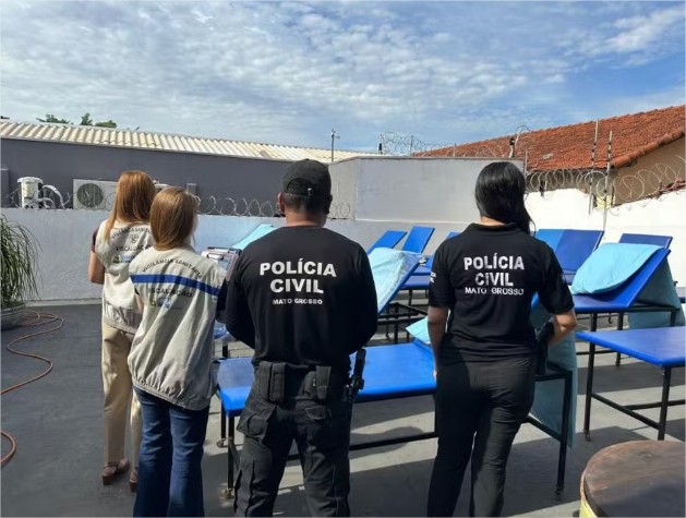 Clínica de bronzeamento em Cuiabá é investigada por filmar mulheres sem consentimento em vestiário