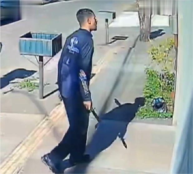 Homem morre após ameaçar ex-companheira com facão e ser baleado pelo atual namorado dela; VÍDEO