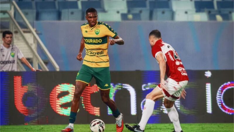 Cuiabá quebra jejum ao bater o CRB em casa e volta a triunfar após seis jogos; ainda beira a degola