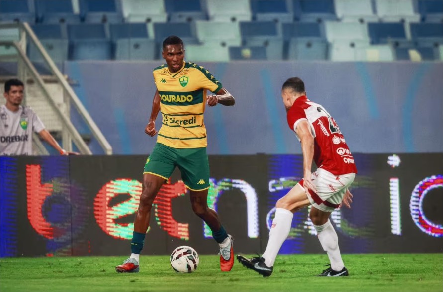 Cuiabá quebra jejum ao bater o CRB em casa e volta a triunfar após seis jogos; ainda beira a degola