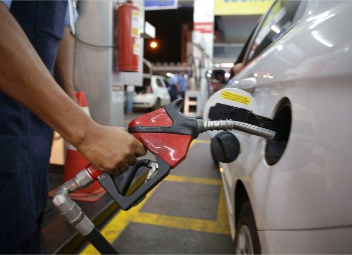 Governo cria subsídio de até R$ 0,89 para segurar preço da gasolina
