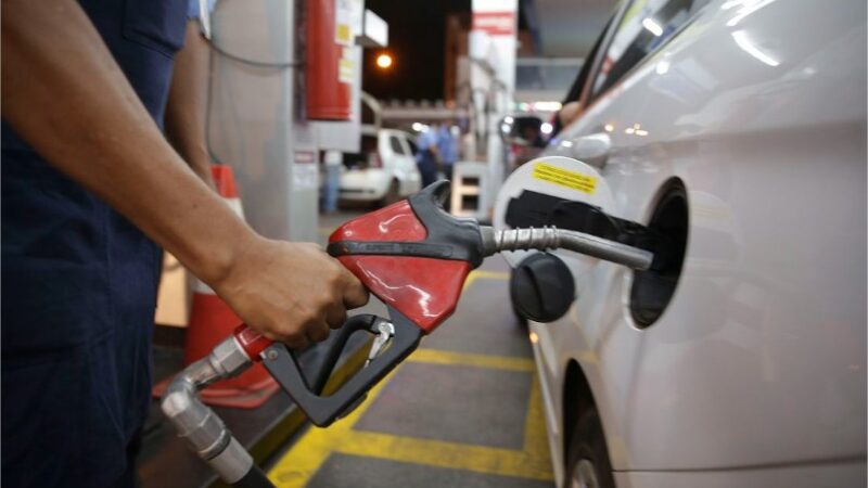 Governo cria subsídio de até R$ 0,89 para segurar preço da gasolina