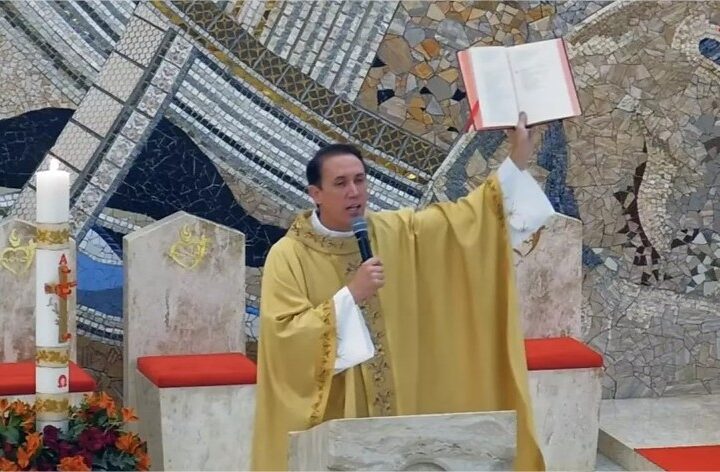 Padre viraliza após chamar fiéis de ‘vadios e preguiçosos’ durante missa; vídeo