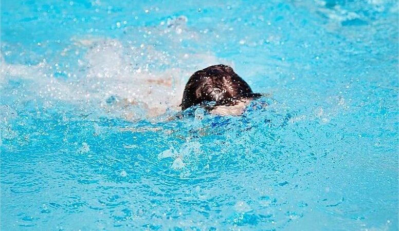 Criança de 2 anos fica 10 minutos submersa em piscina de chácara e morre afogada