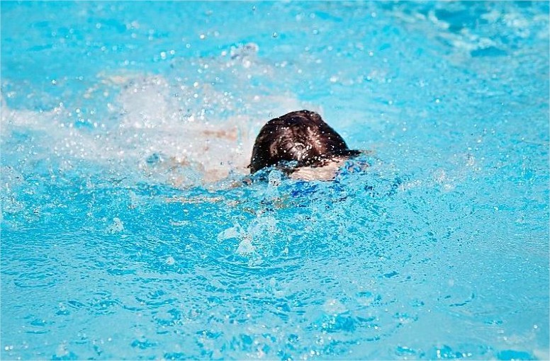 Criança de 2 anos fica 10 minutos submersa em piscina de chácara e morre afogada