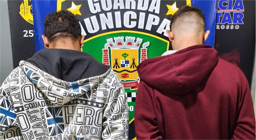 Homens tentam se esconder em motel, mas acabam presos por tráfico