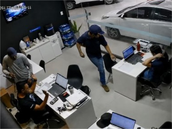 Ladrões invadem loja de carros e fazem limpa em Cuiabá; vídeo