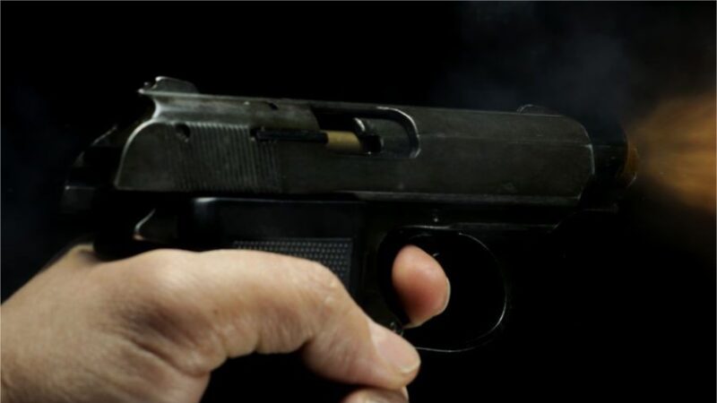 Homem se revolta ao levar tapas na cara e atira contra mulher em bar