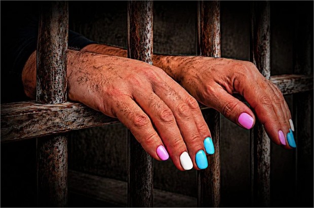 Transexuais denunciam estupros por homens que fingem ser mulher em presídio