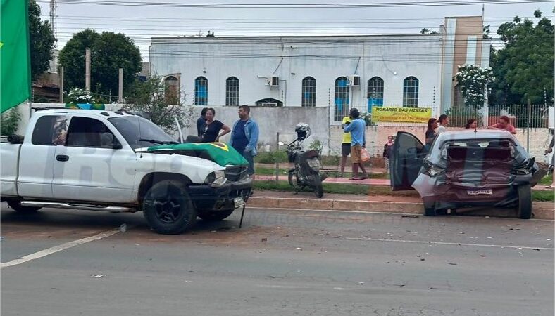 Onix salva pedestres de atropelamento e fica destruído após ser atingido por caminhonete em Cuiabá