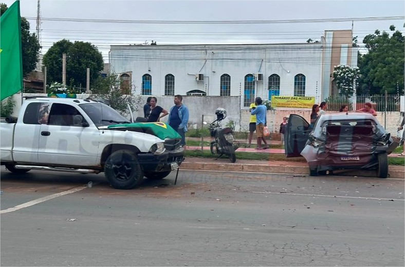 Onix salva pedestres de atropelamento e fica destruído após ser atingido por caminhonete em Cuiabá