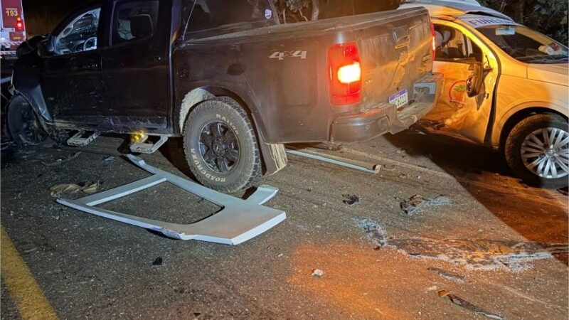 Homem morre em colisão entre carro funerário e caminhonete em MT
