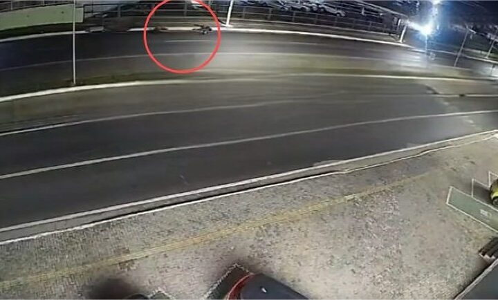 Vídeo mostra momento em que motociclista perde controle e morre ao bater em poste em Várzea Grande