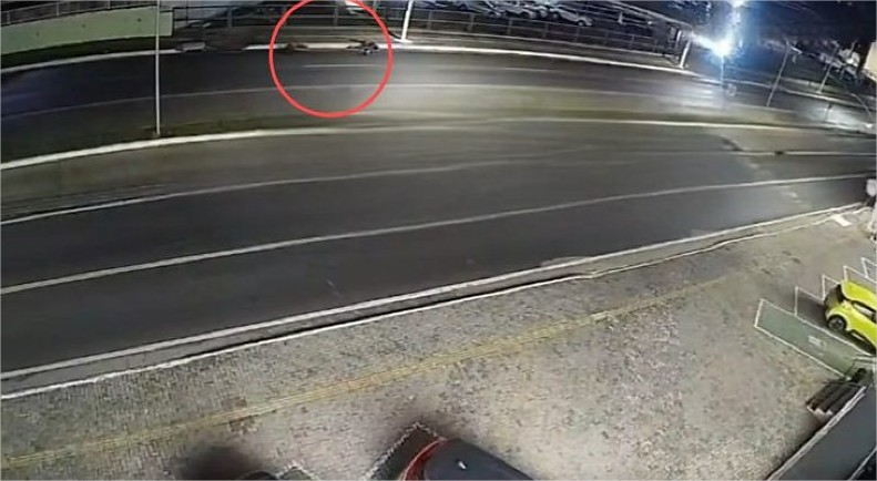 Vídeo mostra momento em que motociclista perde controle e morre ao bater em poste em Várzea Grande