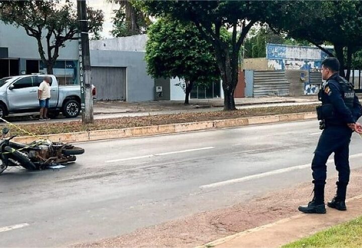 Capacete se desprende e motociclista morre após cair na pista