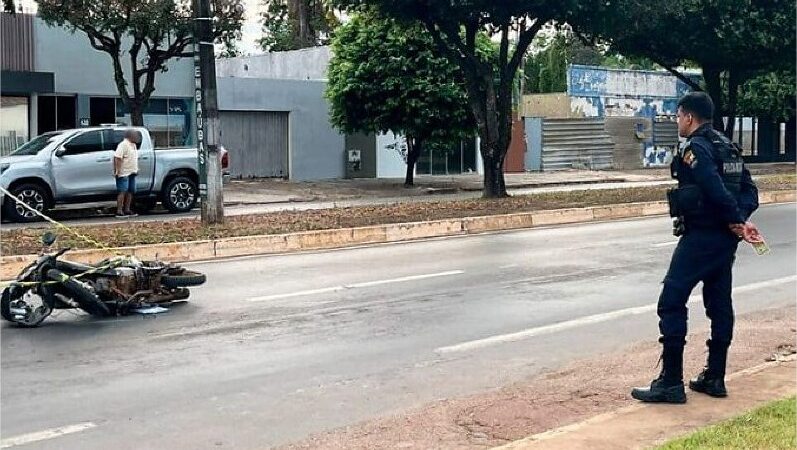 Capacete se desprende e motociclista morre após cair na pista