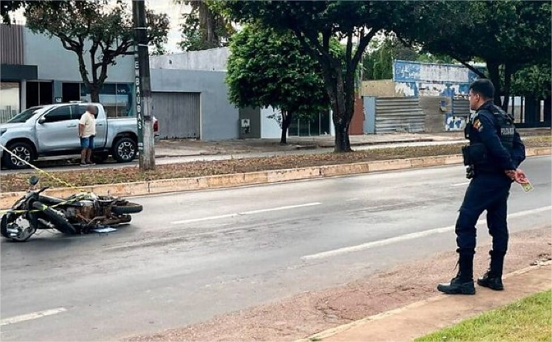 Capacete se desprende e motociclista morre após cair na pista