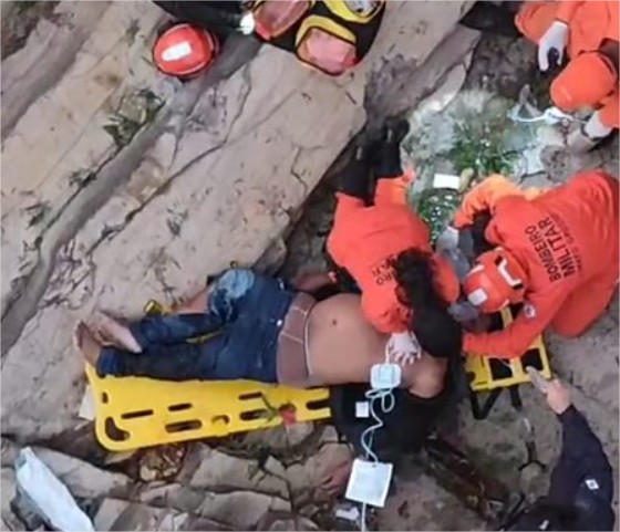 Motocicleta despenca na Ponte de Ferro e duas pessoas morrem; veja vídeo