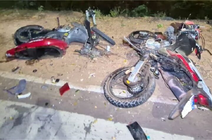 Motocicletas batem de frente em cruzamento e pilotos morrem