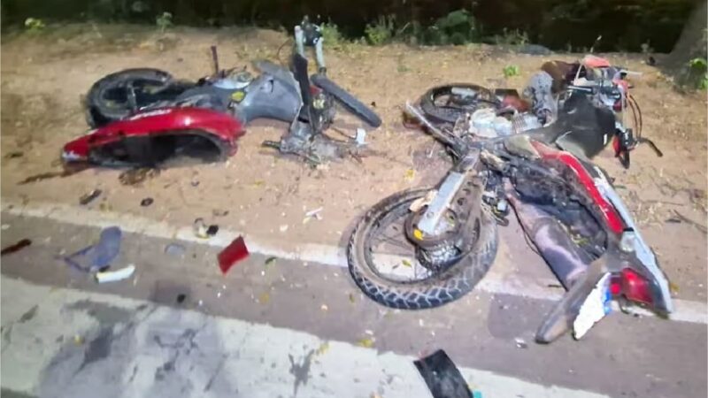 Motocicletas batem de frente em cruzamento e pilotos morrem