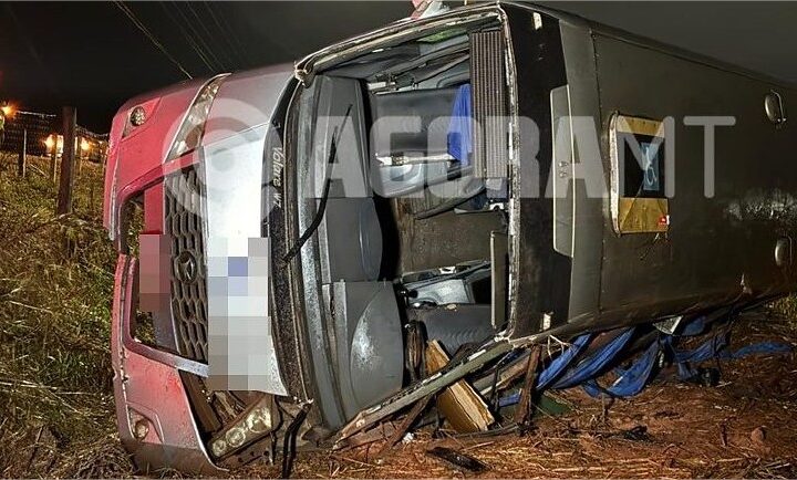 Van capota e 13 trabalhadores ficam presos às ferragens na BR-163