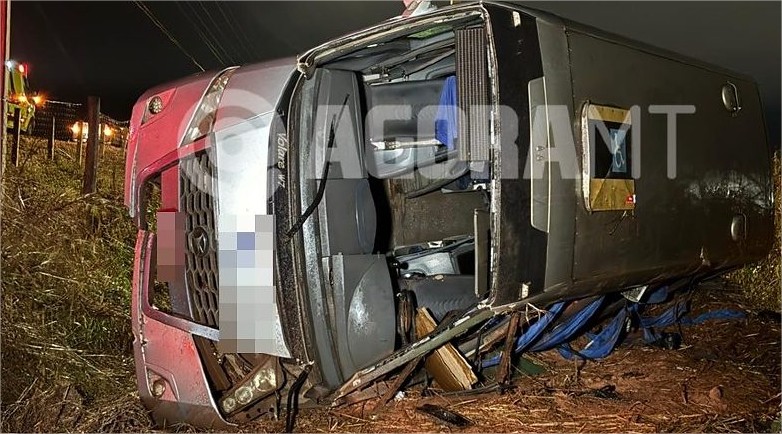 Van capota e 13 trabalhadores ficam presos às ferragens na BR-163