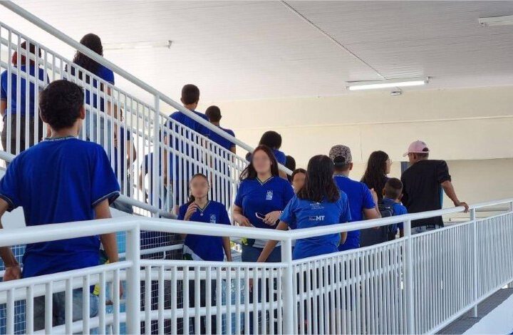 Aluna de 11 anos é flagrada com faca escondida na cintura durante formatura escolar