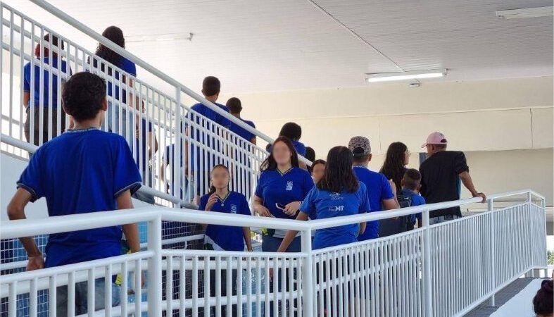 Aluna de 11 anos é flagrada com faca escondida na cintura durante formatura escolar
