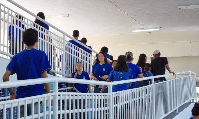 Aluna de 11 anos é flagrada com faca escondida na cintura durante formatura escolar