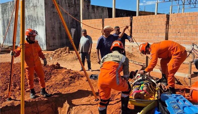 Homem cai em fossa de três metros e é resgatado pelos Bombeiros