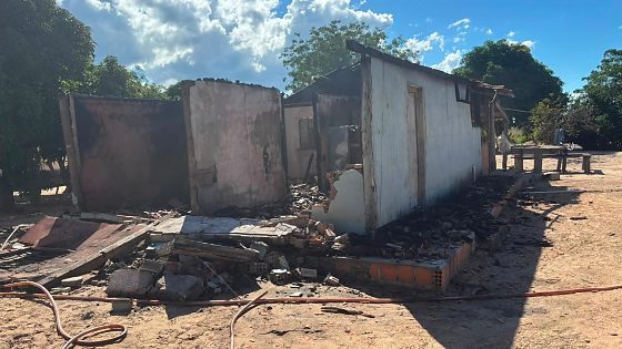 Homem tenta feminicídio com facão e põe fogo na própria casa em MT