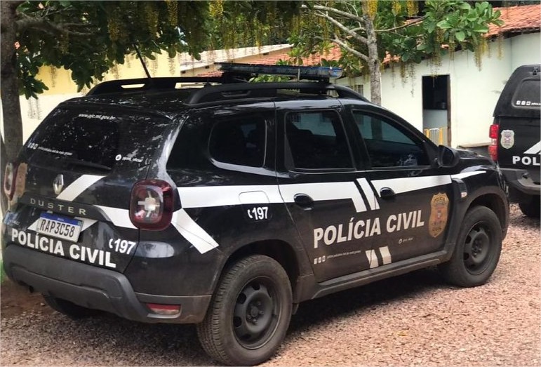 Homem mata companheira com tiro, foge com filhas e mobiliza polícia em MT