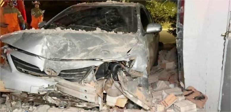 Motorista derruba muro de duas casas, abandona Corolla e foge