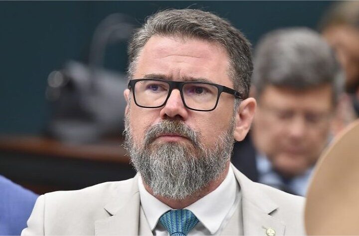 Deputado apresenta PEC para acabar com IPTU e IPVA no Brasil