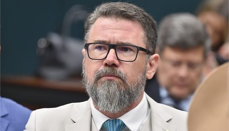 Deputado apresenta PEC para acabar com IPTU e IPVA no Brasil