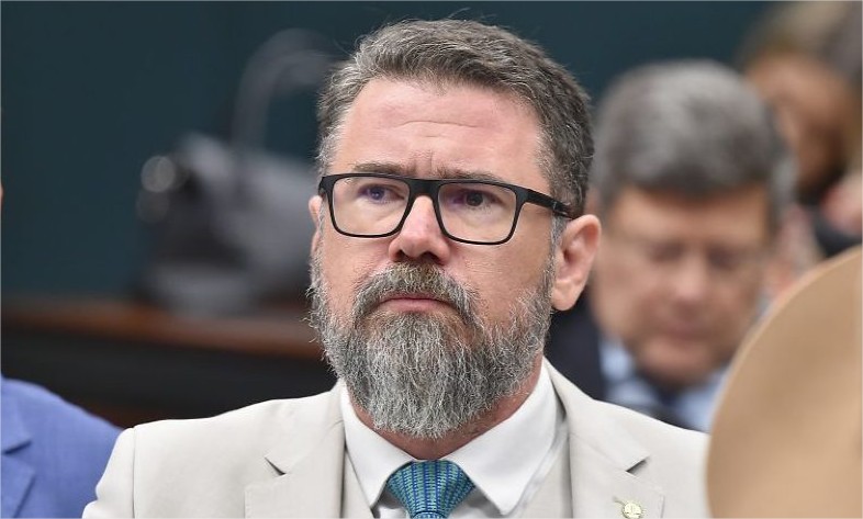 Deputado apresenta PEC para acabar com IPTU e IPVA no Brasil