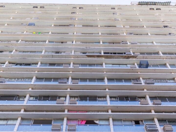 Reboco do 1º edifício construído em Cuiabá desaba e Defesa Civil fecha rua