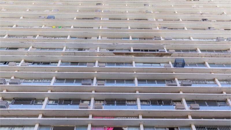Reboco do 1º edifício construído em Cuiabá desaba e Defesa Civil fecha rua