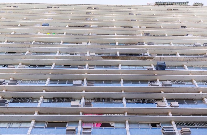 Reboco do 1º edifício construído em Cuiabá desaba e Defesa Civil fecha rua
