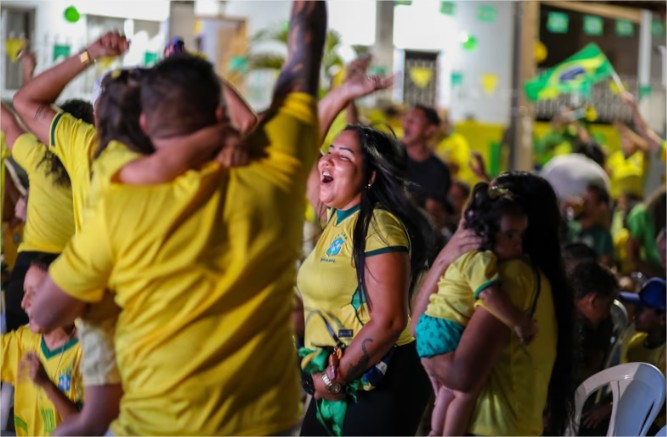 Comunidade festeja na estreia do Brasil na Copa e transforma rua do CPA 1