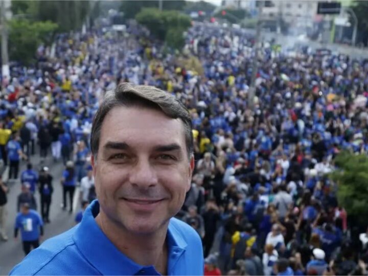 Flávio Bolsonaro deve desembarcar às 15h em Cuiabá e seguir de carro fechado para Marcha para Jesus