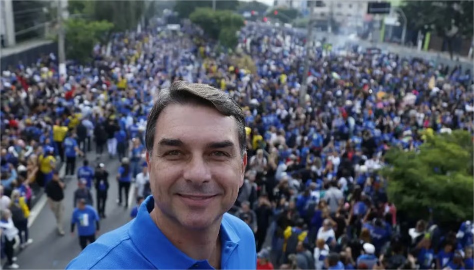 Flávio Bolsonaro deve desembarcar às 15h em Cuiabá e seguir de carro fechado para Marcha para Jesus
