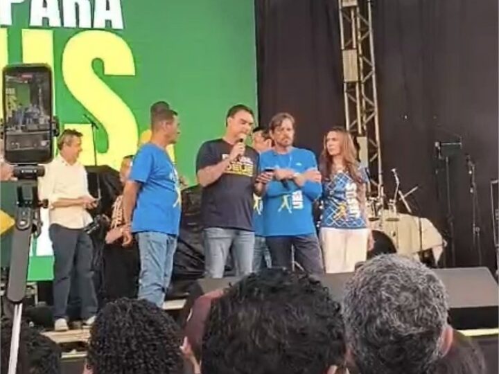 Na Marcha para Jesus, Flávio Bolsonaro canta e faz apelo: ‘Orem pelo Brasil’; veja vídeo