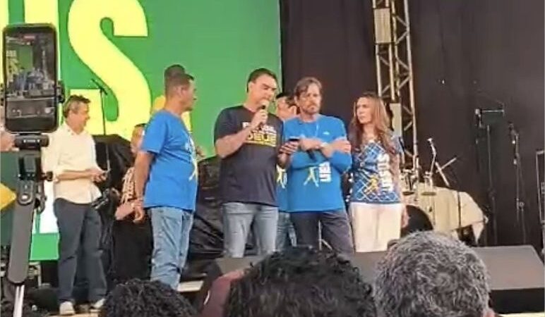 Na Marcha para Jesus, Flávio Bolsonaro canta e faz apelo: ‘Orem pelo Brasil’; veja vídeo