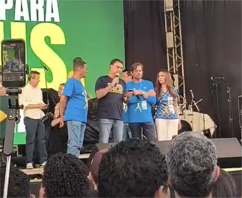 Na Marcha para Jesus, Flávio Bolsonaro canta e faz apelo: ‘Orem pelo Brasil’; veja vídeo