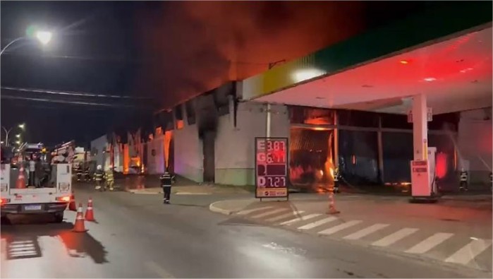 Incêndio de grandes proporções destrói depósito da Secretaria de Educação em VG; vídeo