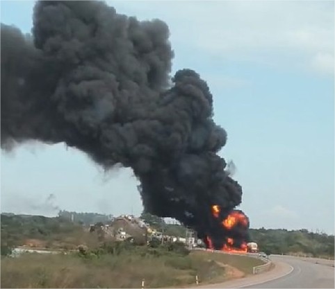 Caminhão-tanque explode após colisão e BR-070 fica totalmente interditada; veja vídeos
